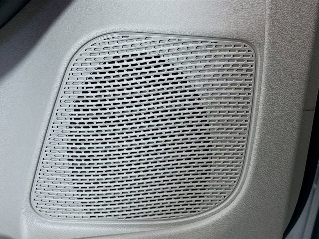 Used 2019 Chrysler Pacifica Touring-L image 18