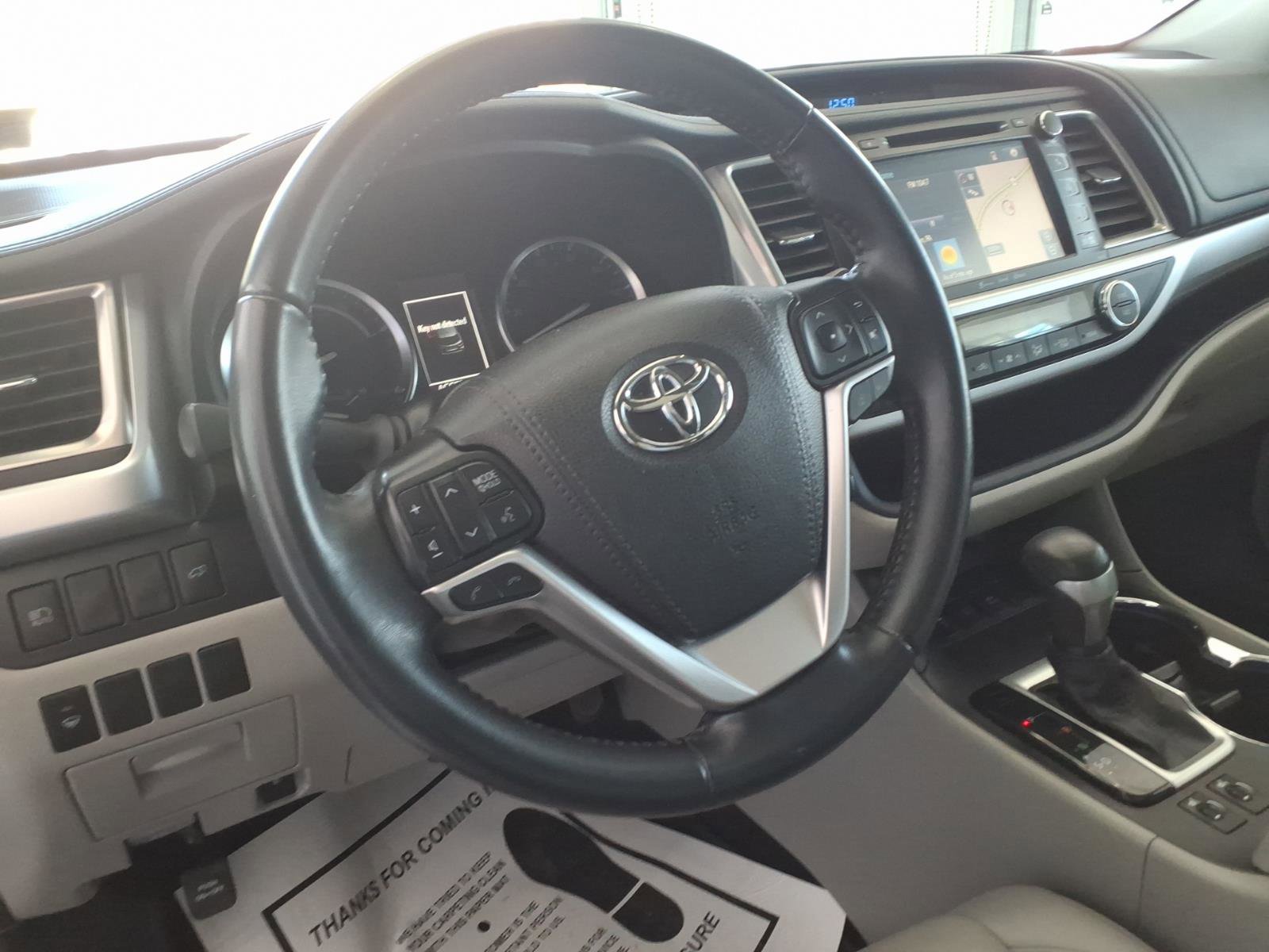 Used 2019 Toyota Highlander XLE AWD/4WD image 11