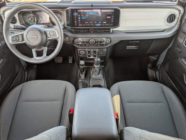 Used 2025 Jeep Wrangler Unlimited Sahara AWD/4WD image 5