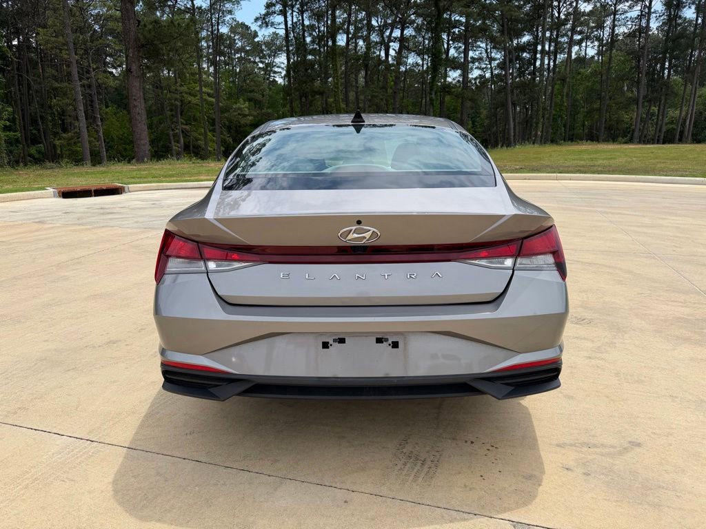 Used 2021 Hyundai Elantra SEL w/ Cargo Package FWD image 4