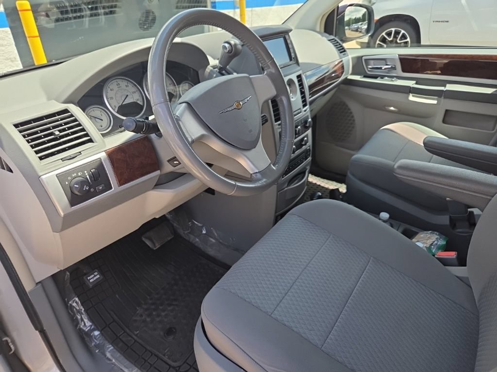 Used 2010 Chrysler Town & Country Touring w/ Entertainment Group #2 FWD image 13