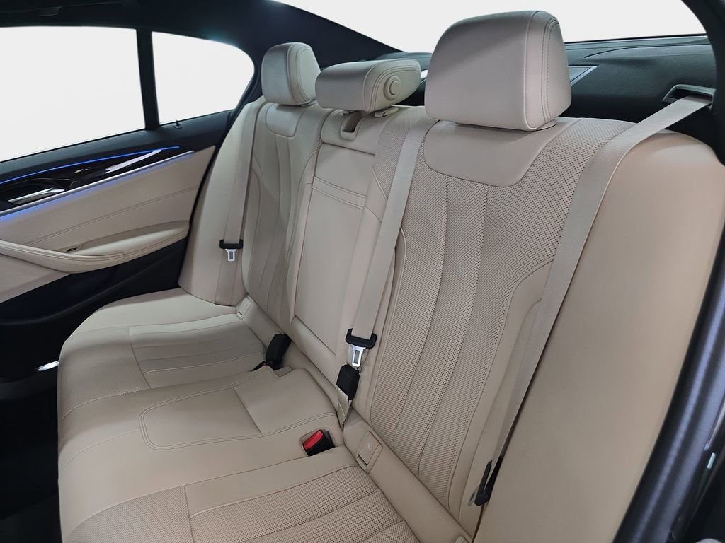 Certified 2022 BMW 530e w/ Convenience Package image 12
