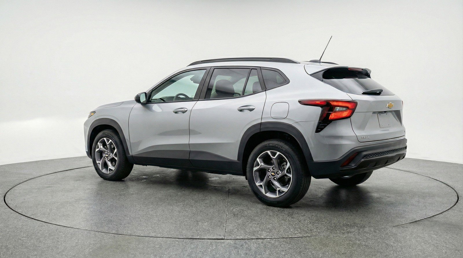 Used 2025 Chevrolet Trax LT FWD image 6