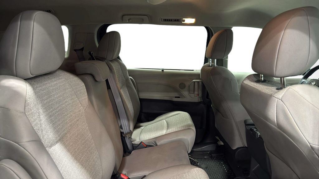 Used 2024 Toyota Sienna LE FWD image 17