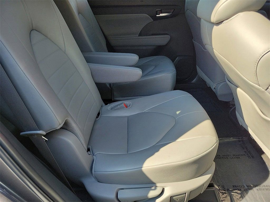 Used 2024 Toyota Highlander XLE AWD/4WD image 25