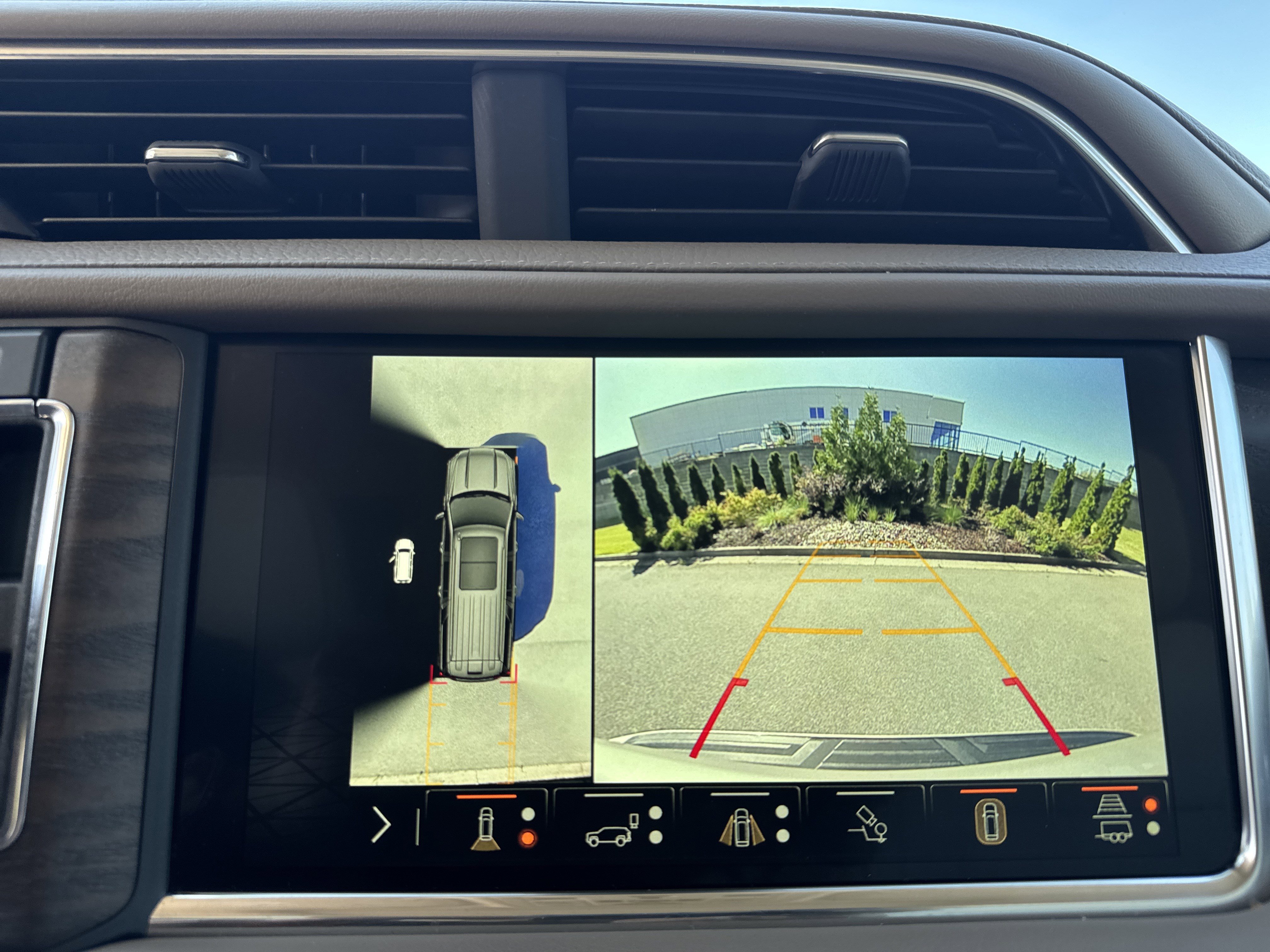 Used 2024 GMC Yukon XL Denali w/ Advanced Technology Package AWD/4WD image 26