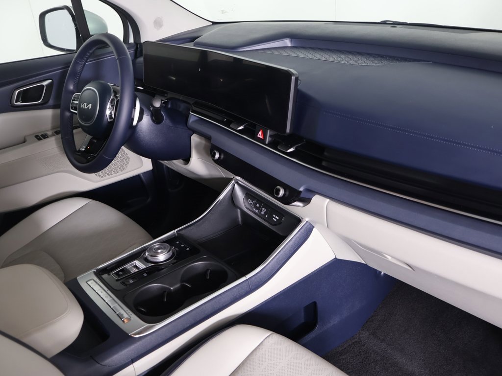 Used 2025 Kia Carnival EX image 28