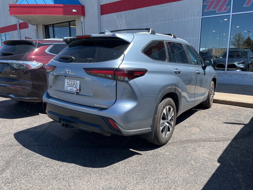 Used 2024 Toyota Highlander XLE AWD/4WD image 4