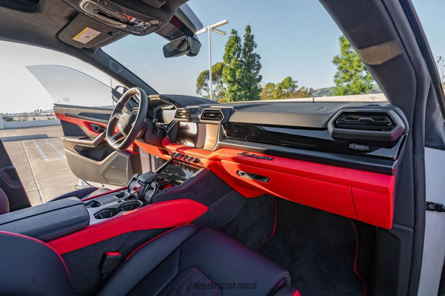 Used 2025 Lamborghini Urus SE AWD/4WD image 35