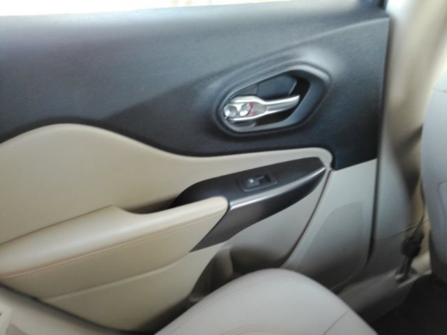 Used 2019 Jeep Cherokee Latitude w/ Popular Appearance Group FWD image 24