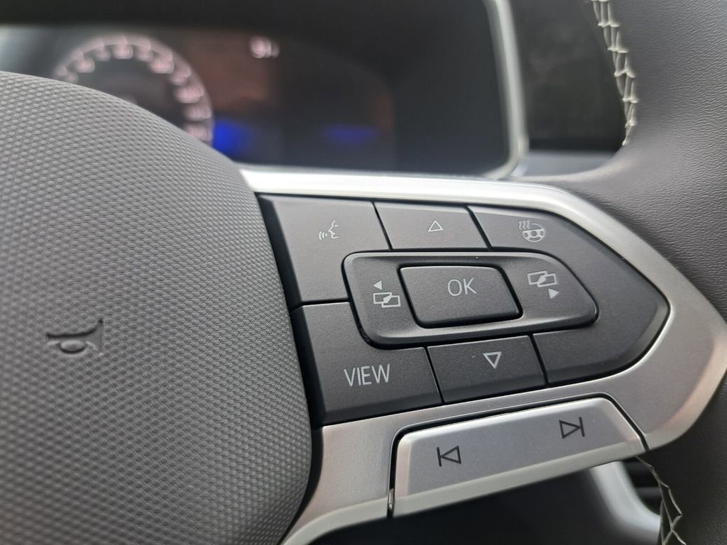 New 2026 Volkswagen Taos SE image 13