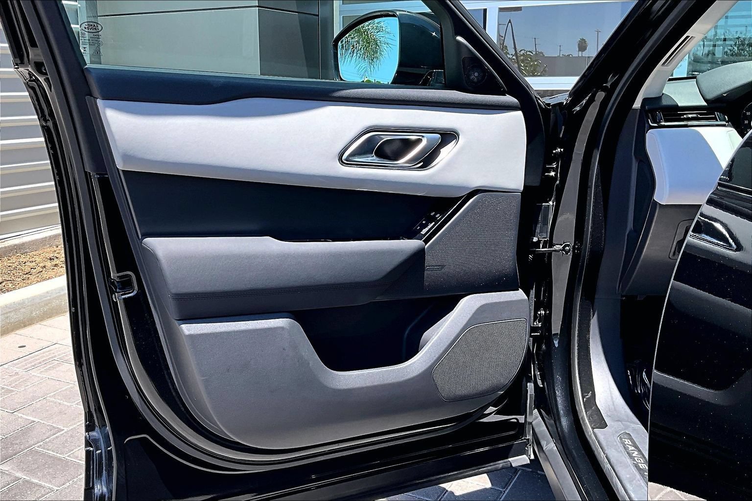 Certified 2025 Land Rover Range Rover Velar Dynamic SE AWD/4WD image 22