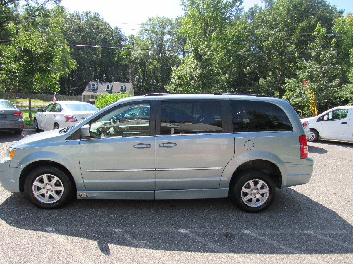 Used 2010 Chrysler Town & Country Touring FWD image 6