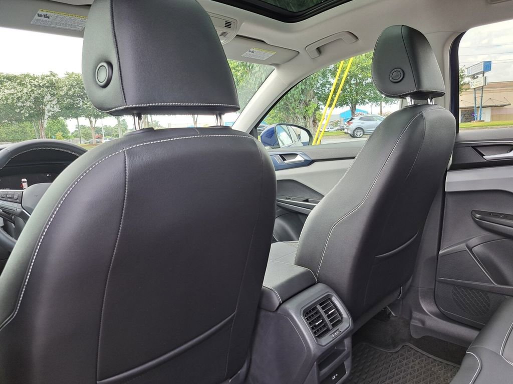 Used 2023 Volkswagen Taos SE w/ Panoramic Sunroof Package FWD image 21