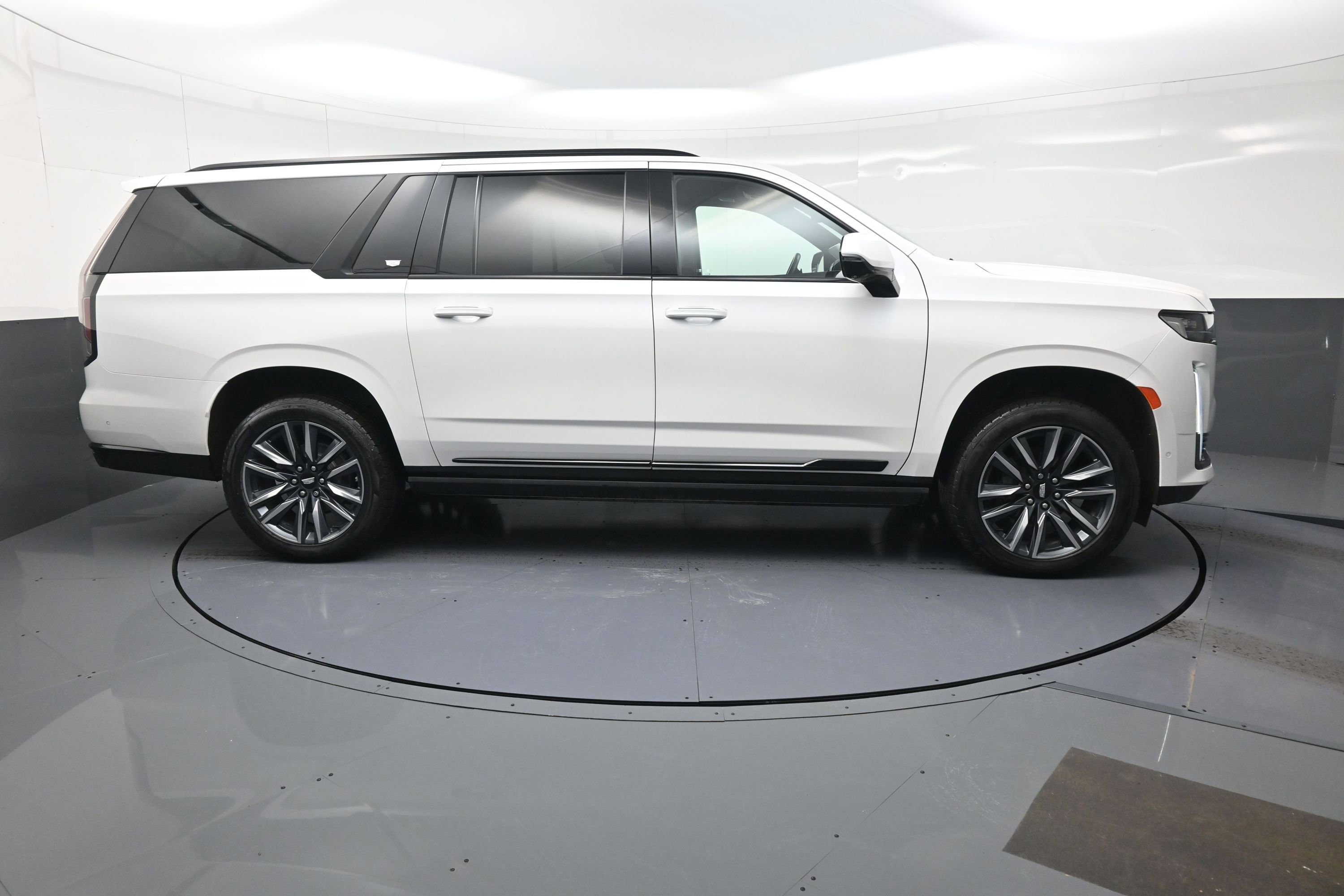 Used 2023 Cadillac Escalade ESV Sport Platinum image 2