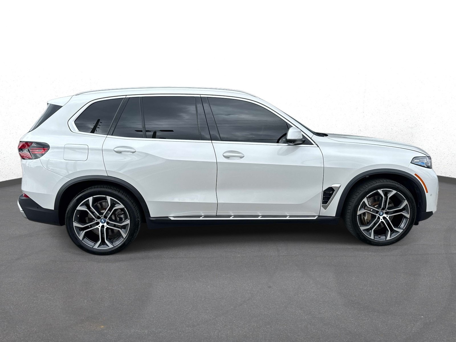 Used 2024 BMW X5 xDrive50e w/ Executive Package AWD/4WD image 2