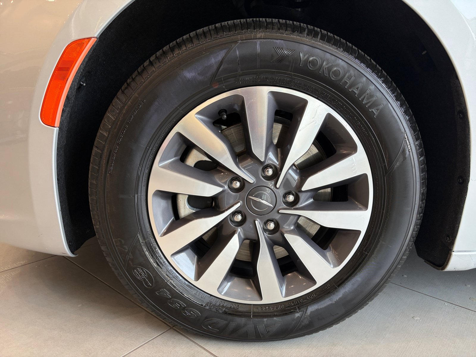 Used 2024 Chrysler Pacifica Limited FWD image 11