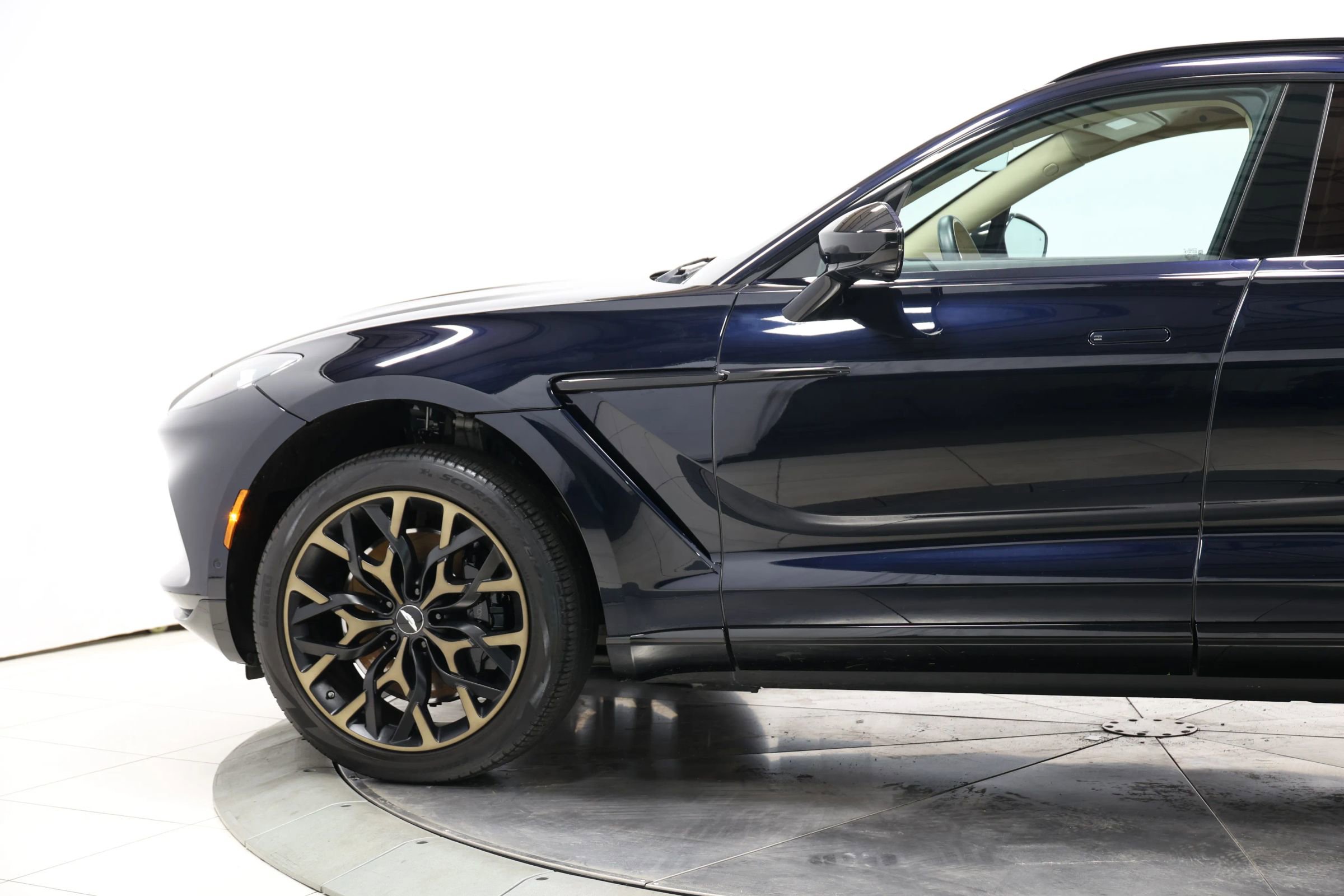 Used 2021 Aston Martin DBX image 6