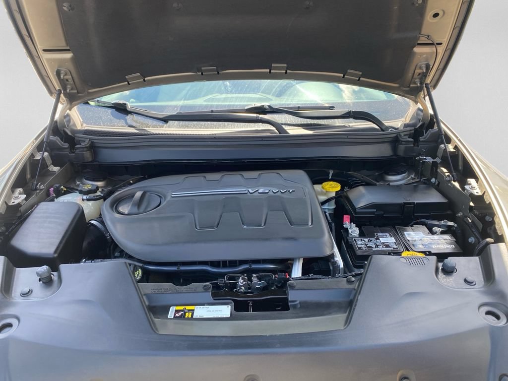 Used 2017 Jeep Cherokee Overland AWD/4WD image 13