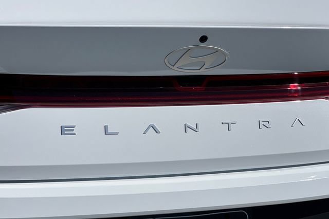 New 2026 Hyundai Elantra Hybrid FWD image 9