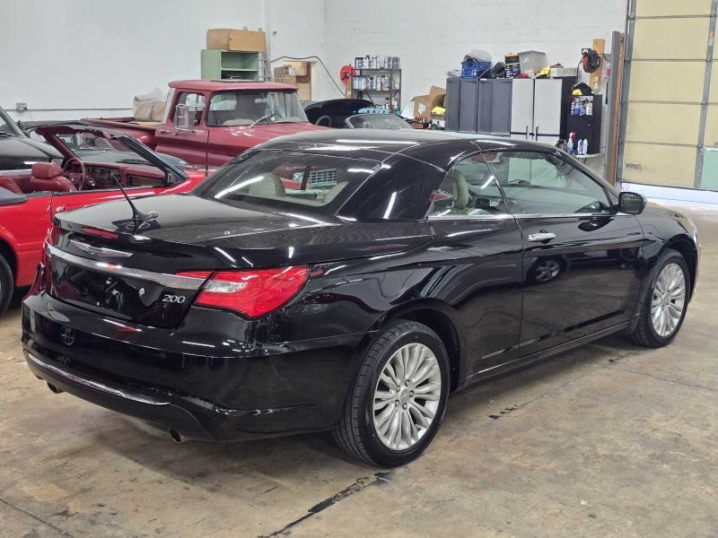 Used 2011 Chrysler 200 Limited FWD image 16