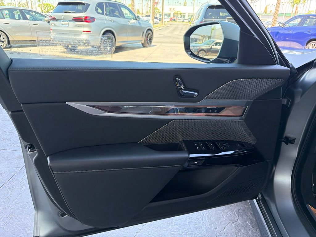 Used 2023 BMW 760i xDrive w/ Luxury Rear Seating Package AWD/4WD image 8