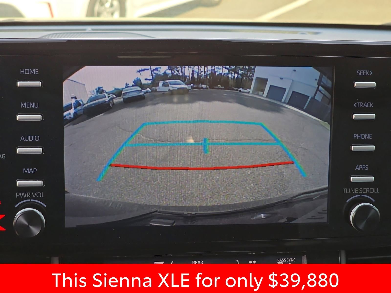 Used 2023 Toyota Sienna XLE image 31