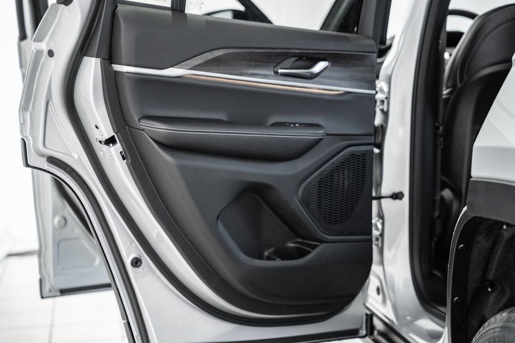 New 2025 Jeep Grand Cherokee Limited image 37