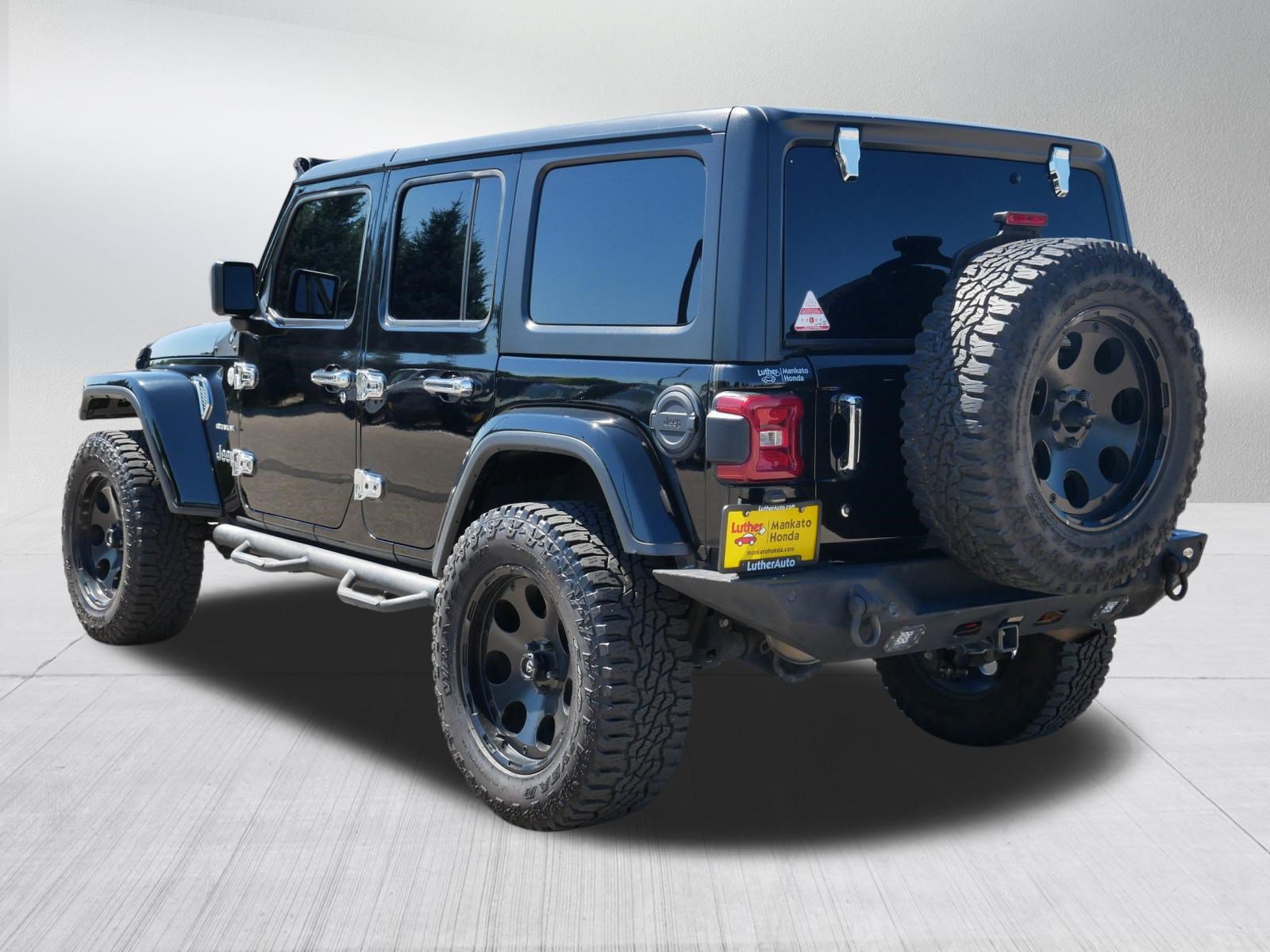 Used 2018 Jeep Wrangler Unlimited Sahara AWD/4WD image 5