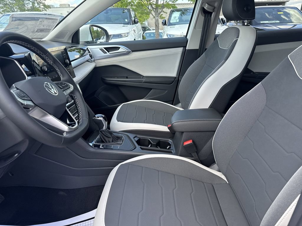 New 2025 Volkswagen Taos SE image 10
