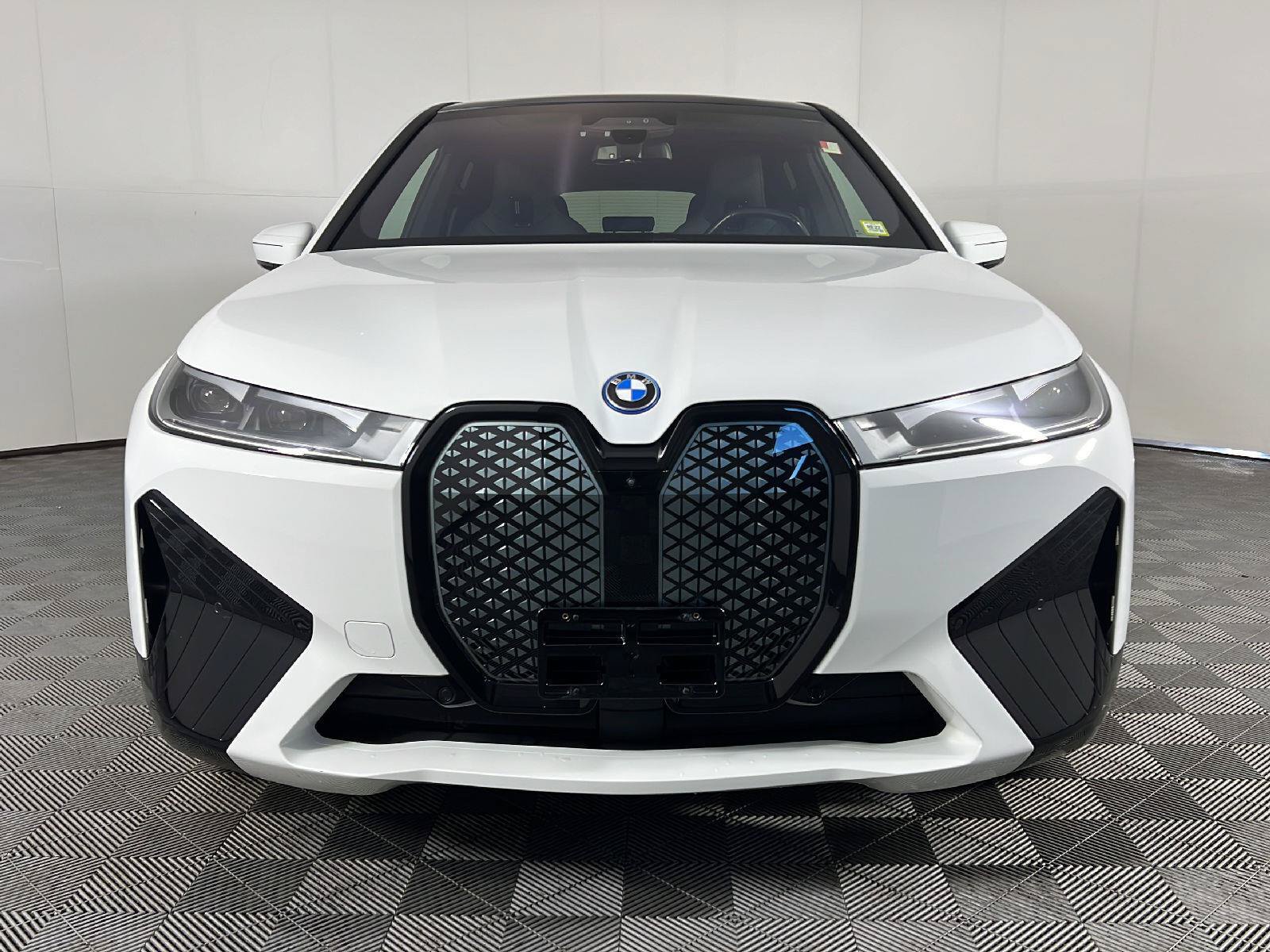 Used 2024 BMW iX xDrive50 w/ Premium Package AWD/4WD image 33