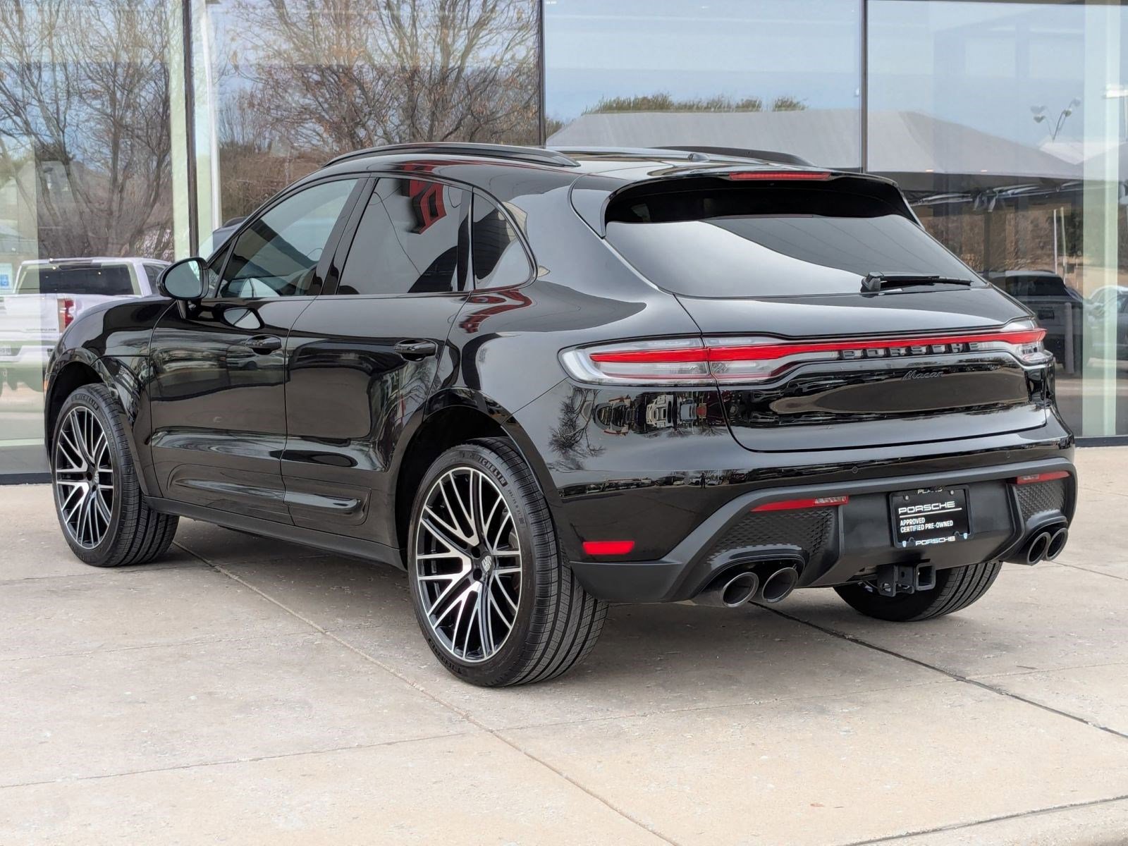 Certified 2025 Porsche Macan image 3