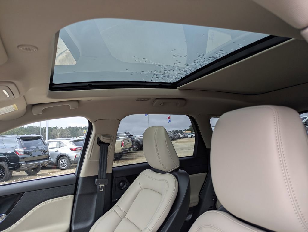 Used 2025 Lincoln Corsair Reserve w/ Equipment Group 202A image 8