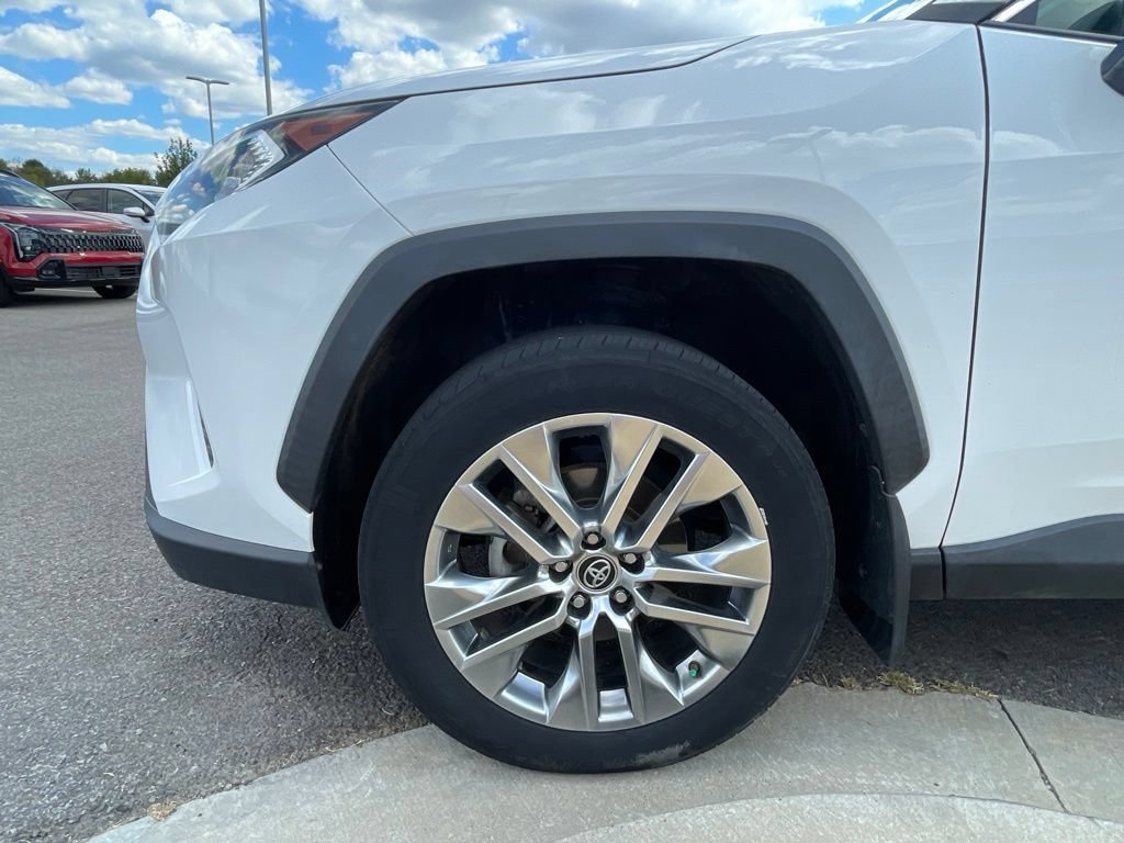 Used 2020 Toyota RAV4 XLE Premium FWD image 31