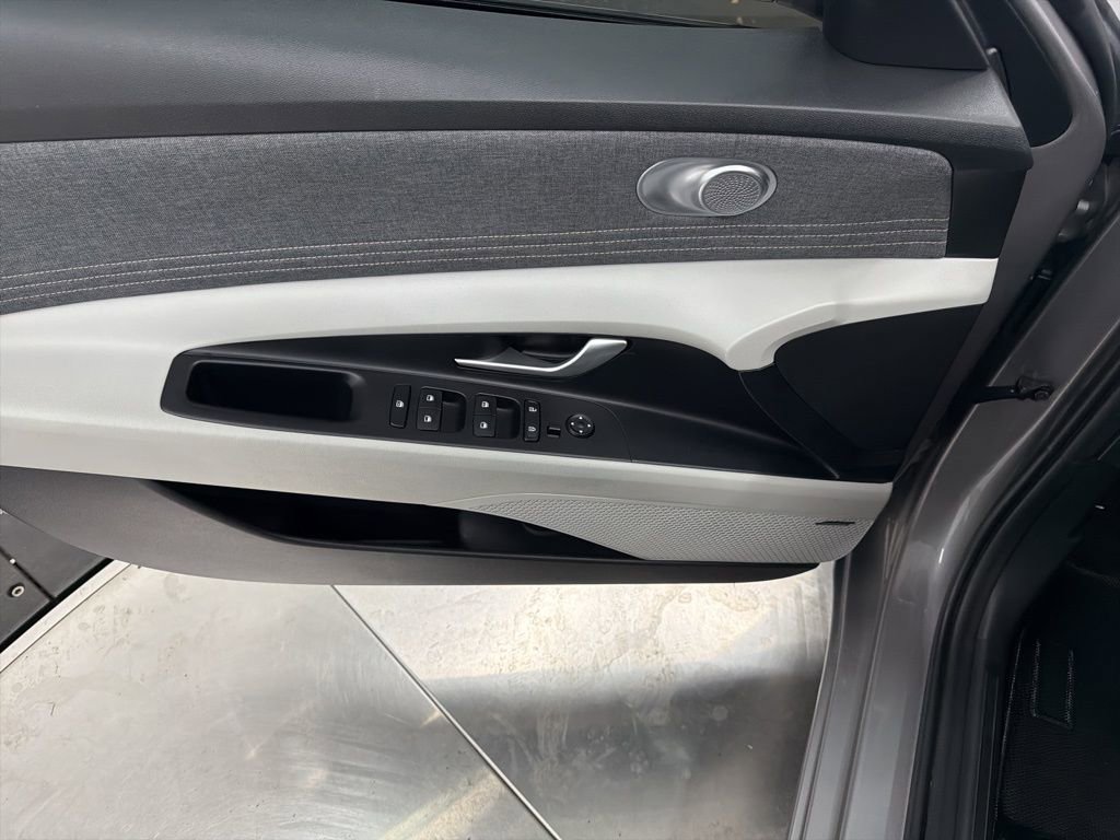 Used 2023 Hyundai Elantra Limited image 18