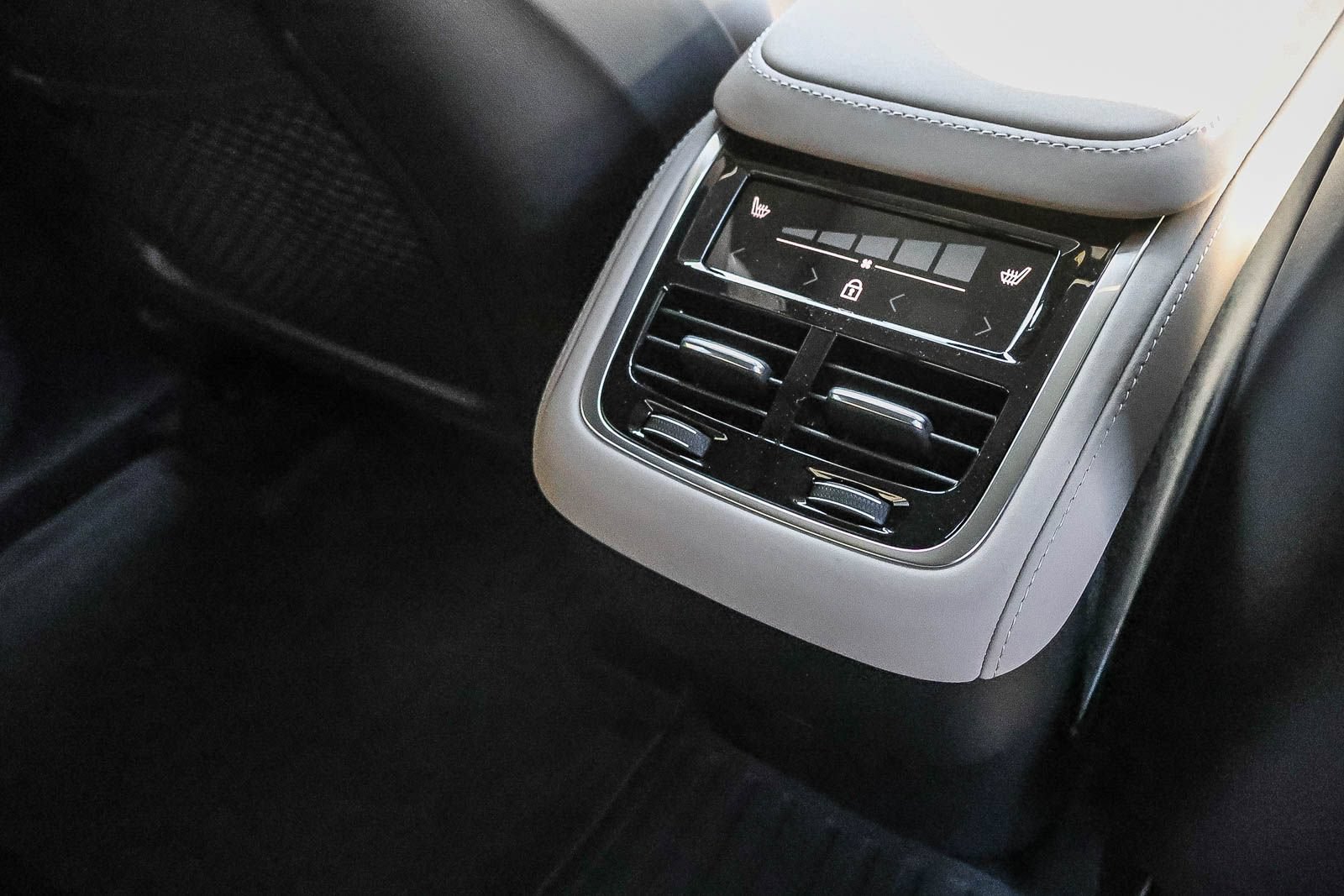 New 2026 Volvo XC90 B5 Plus w/ Protection Package AWD/4WD image 21