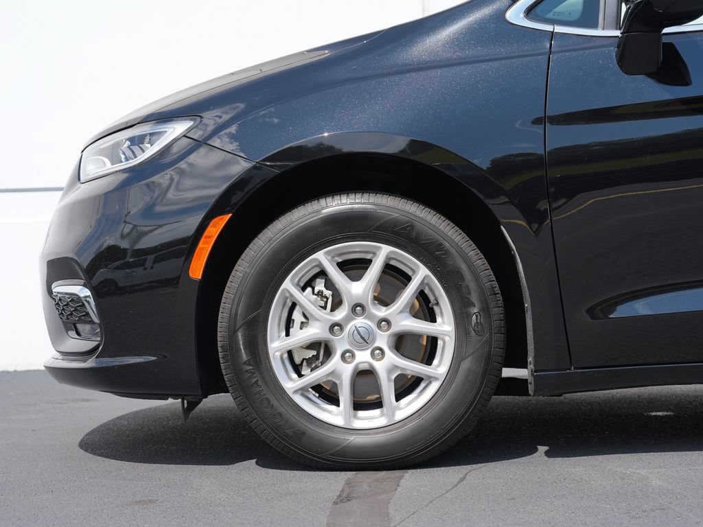 Used 2025 Chrysler Pacifica Select FWD image 11
