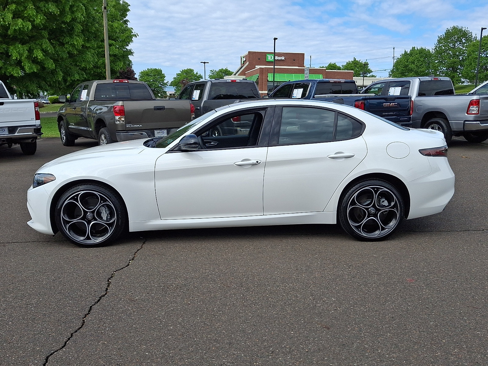 Used 2025 Alfa Romeo Giulia AWD w/ Driving Assist Package image 7