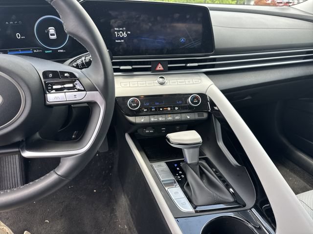 Certified 2025 Hyundai Elantra Limited FWD image 27