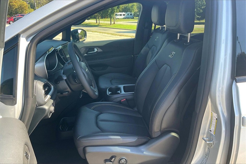 New 2026 Chrysler Pacifica Select image 9