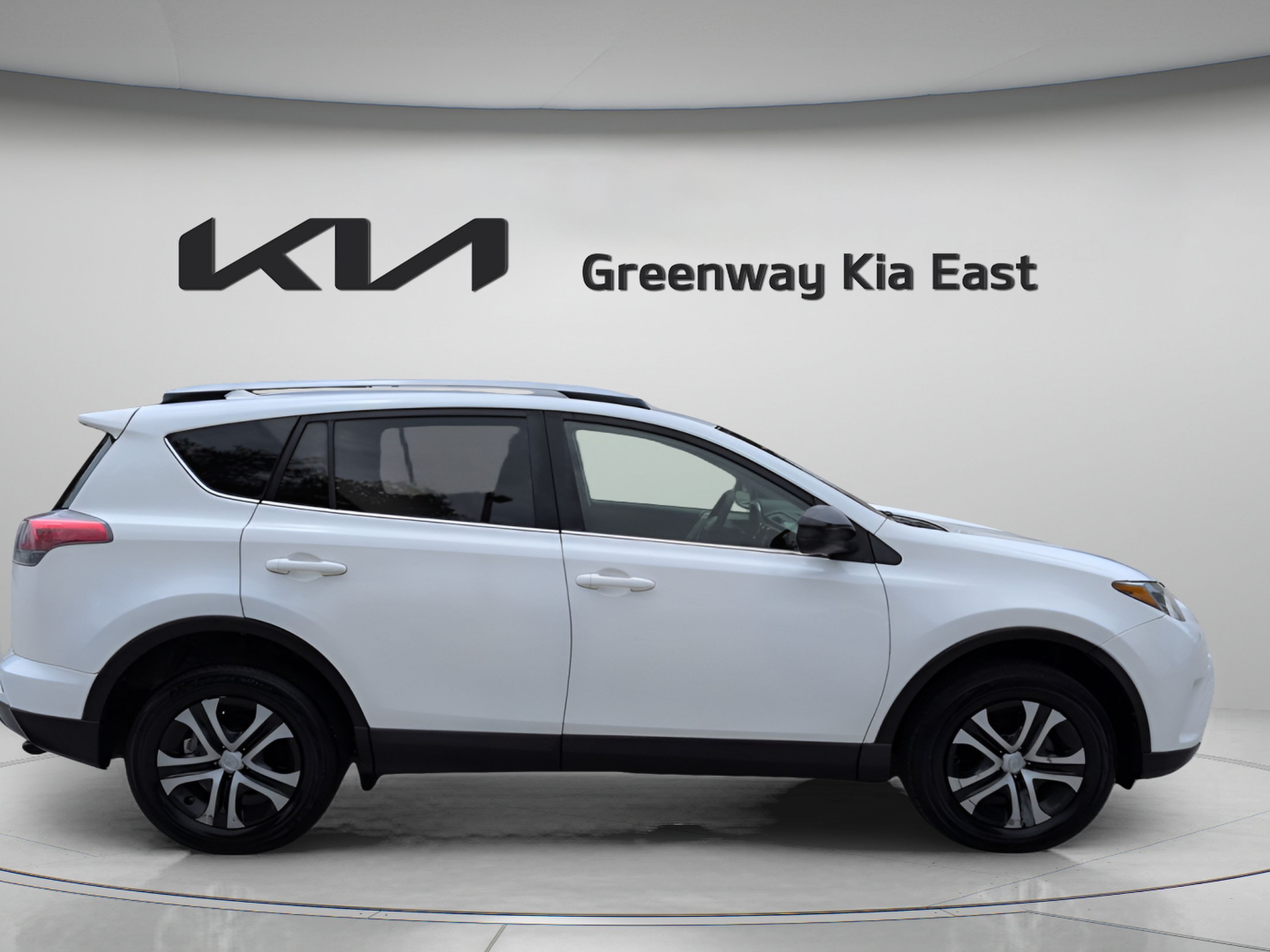 Used 2017 Toyota RAV4 LE FWD image 4