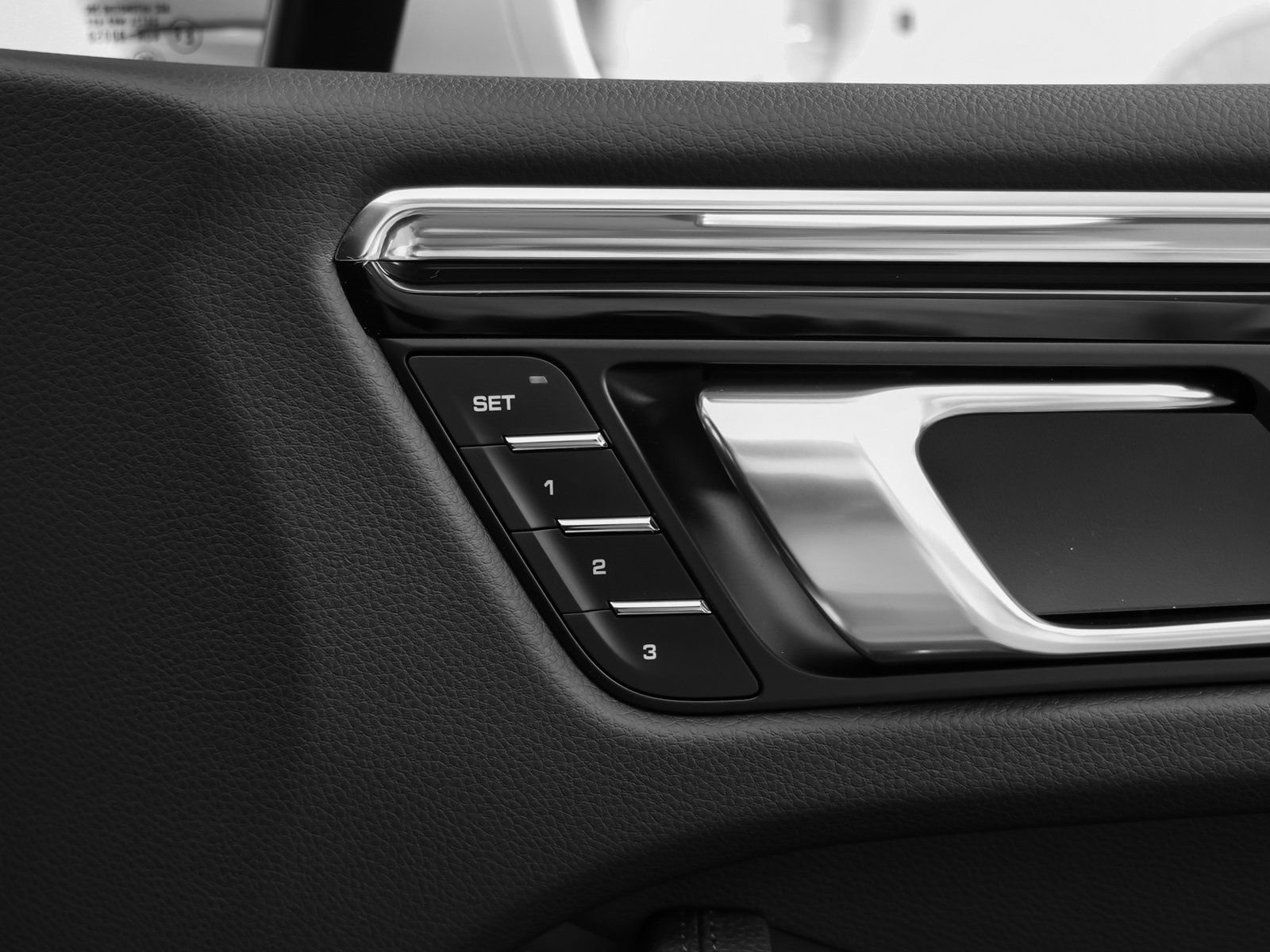 Certified 2025 Porsche Macan AWD/4WD image 20
