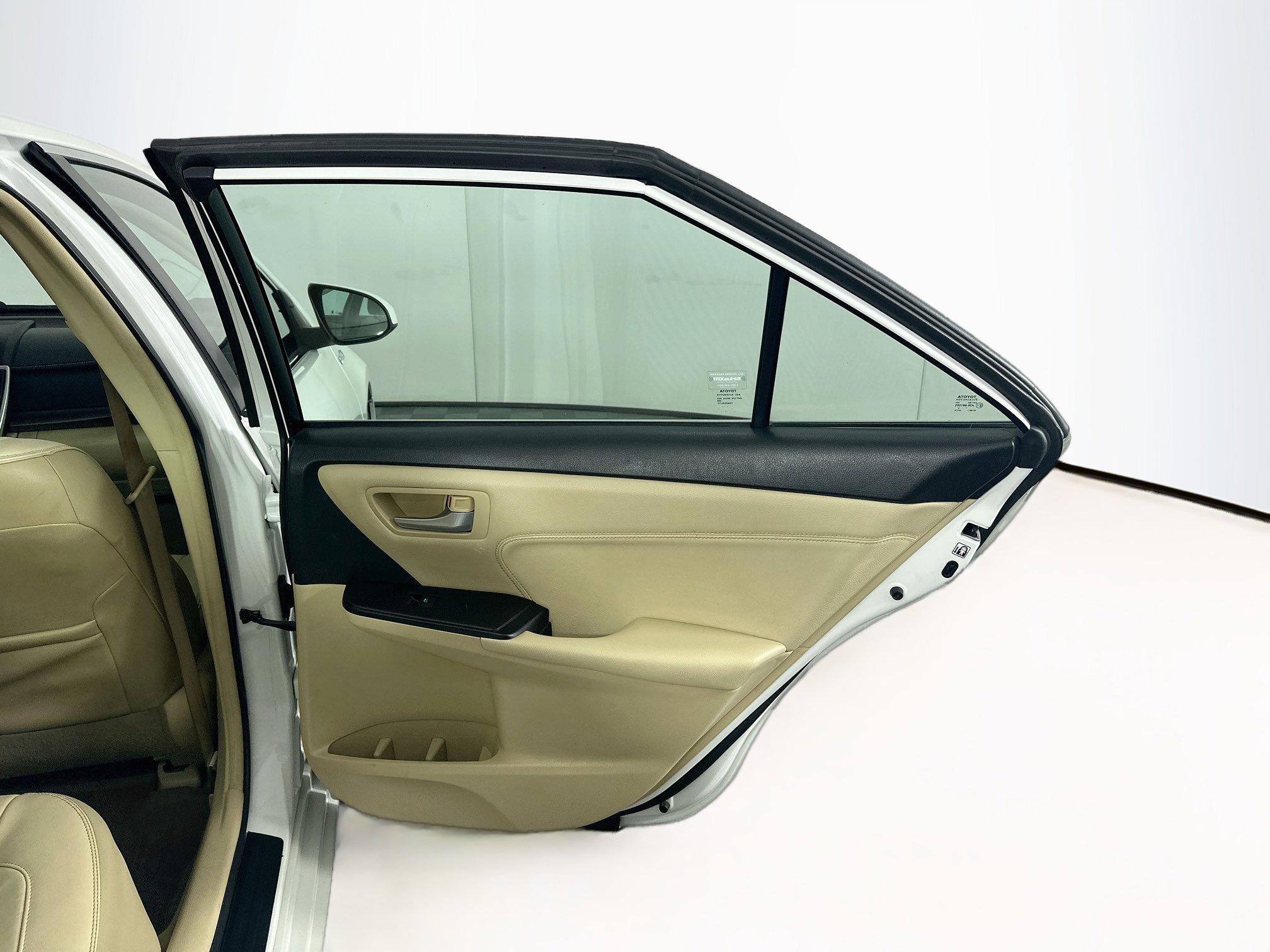 Used 2017 Toyota Camry XLE w/ Moonroof Package FWD image 32