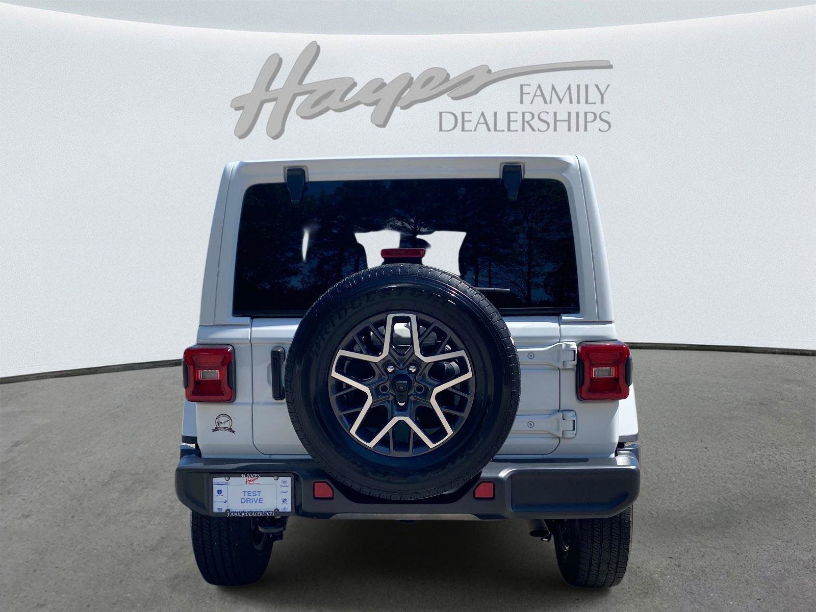 Used 2024 Jeep Wrangler Unlimited Sahara w/ Dual Top Group AWD/4WD image 4