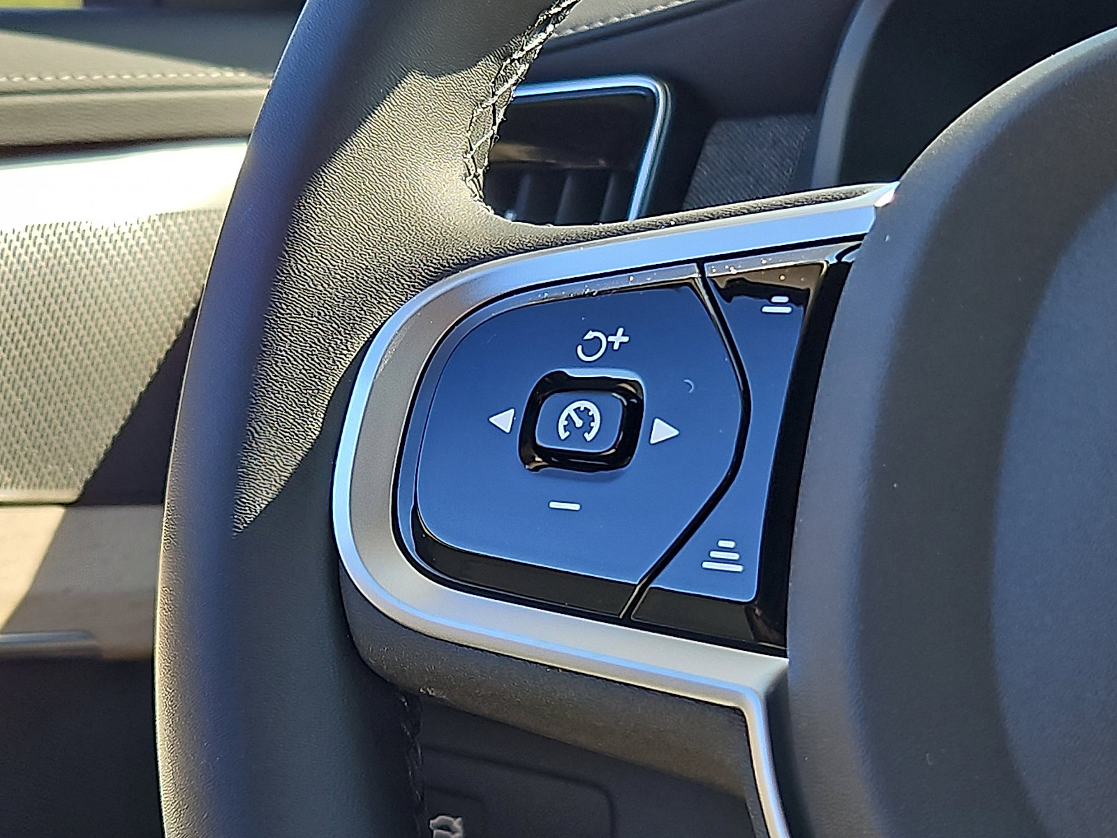New 2026 Volvo XC90 B6 Plus w/ Protection Package Premier image 19