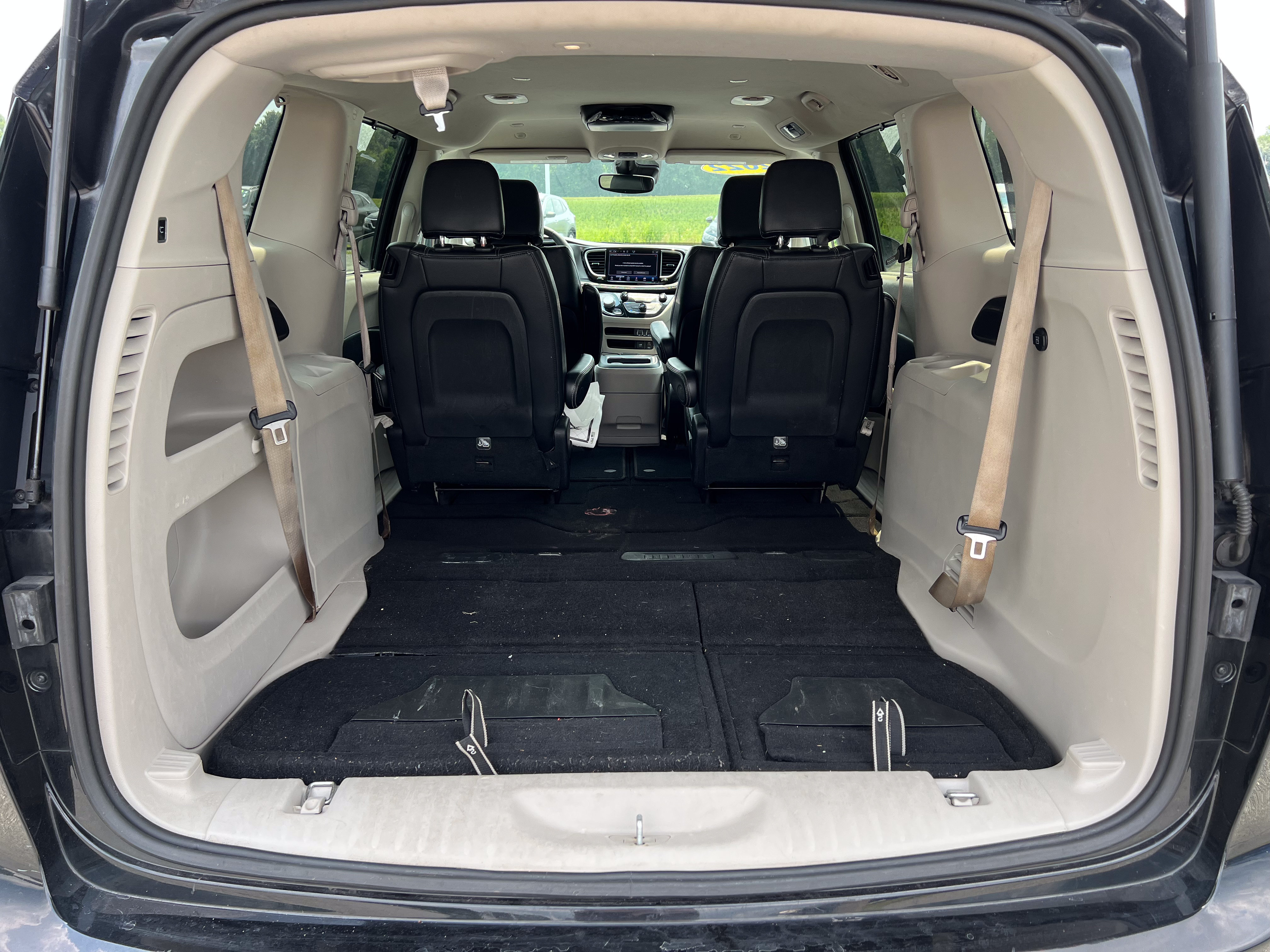 Used 2022 Chrysler Pacifica Touring-L FWD image 5