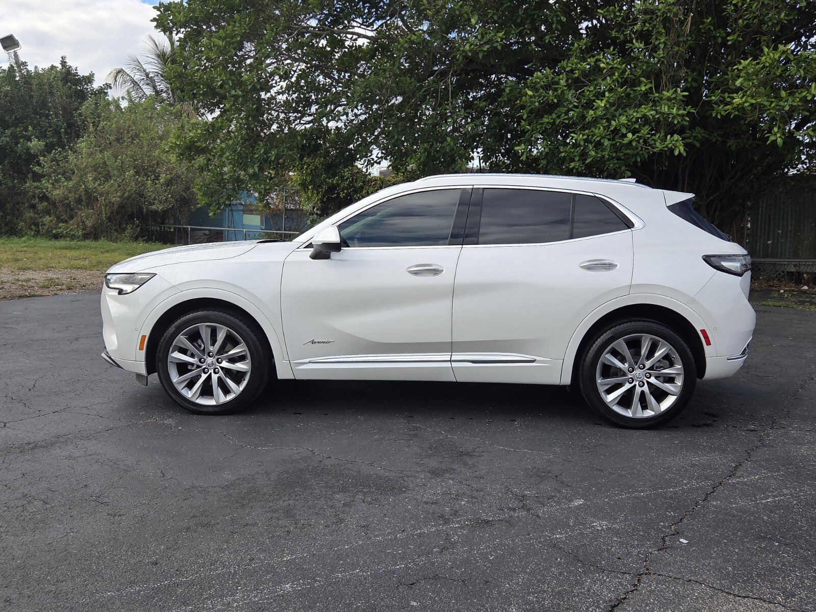 Used 2023 Buick Envision Avenir image 2