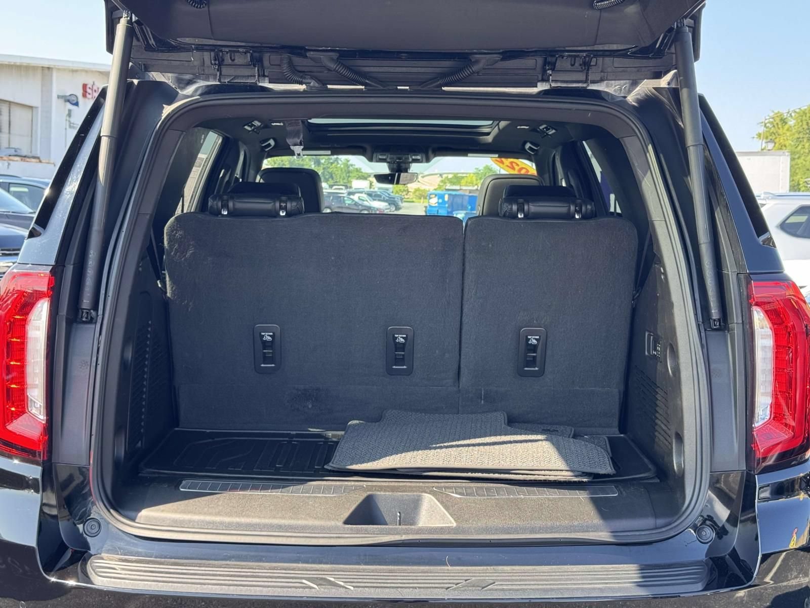 Used 2022 GMC Yukon Denali w/ Denali Premium Package AWD/4WD image 16