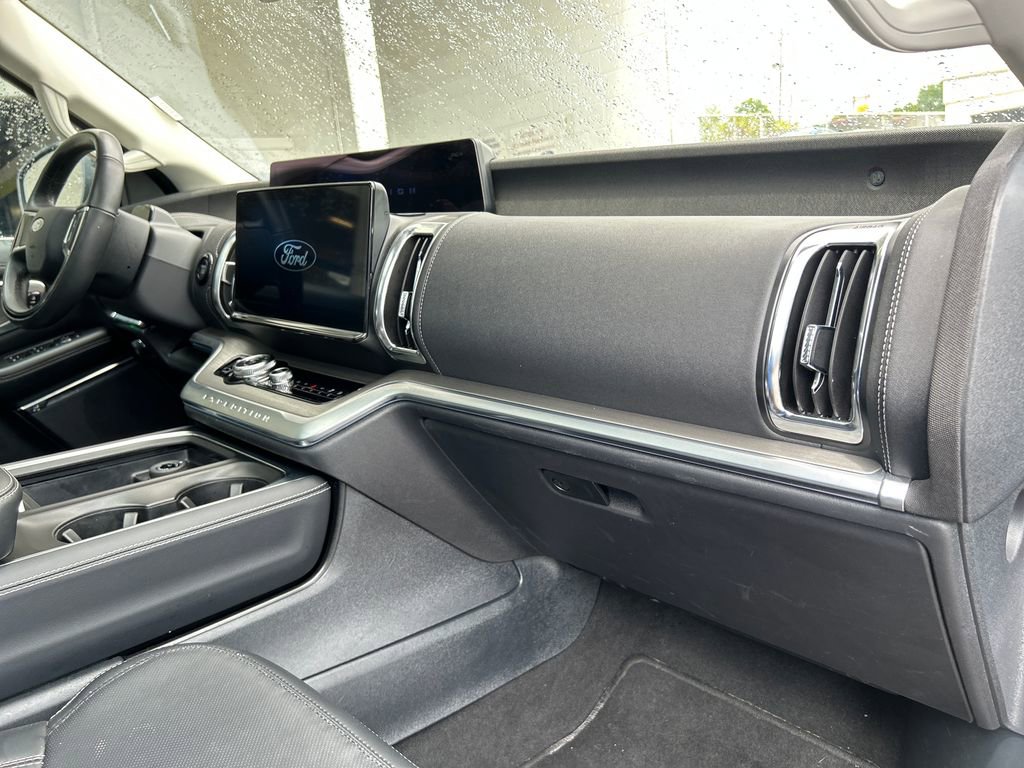 Used 2025 Ford Expedition Platinum AWD/4WD image 17