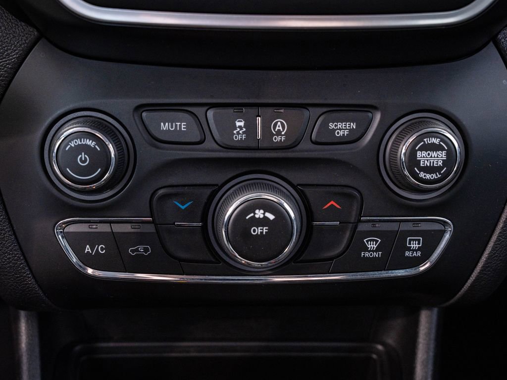 Used 2019 Jeep Cherokee Latitude w/ Popular Appearance Group image 34